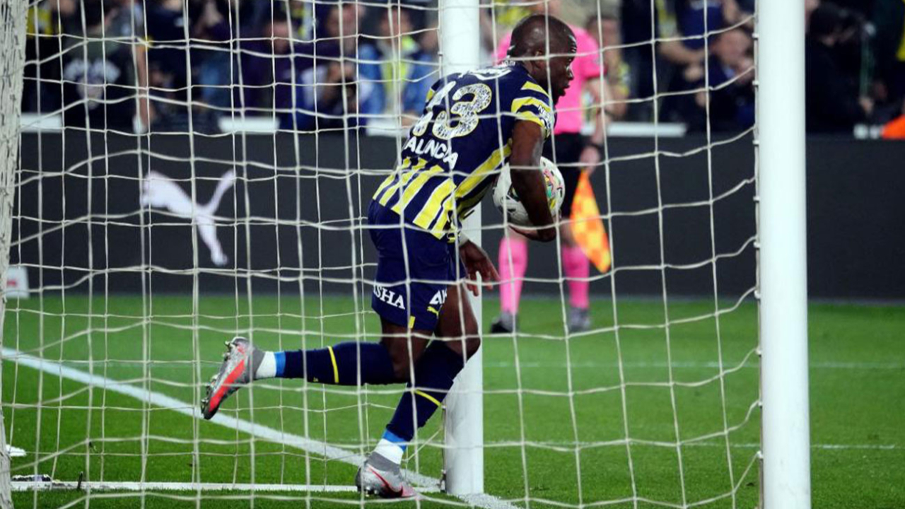 Valencia ligde 27. golünü attı