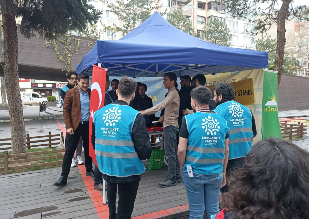 Memleket Partisi'nden HÜDA PAR standında 'bayrak' provokasyonu! Tepki yağdı...