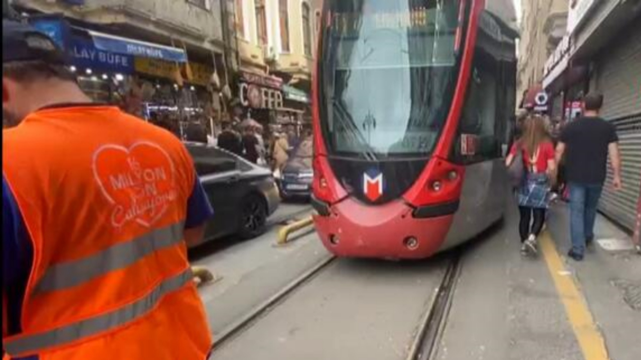 Kabataş-Bağcılar seferini yapan tramvay raydan çıktı!