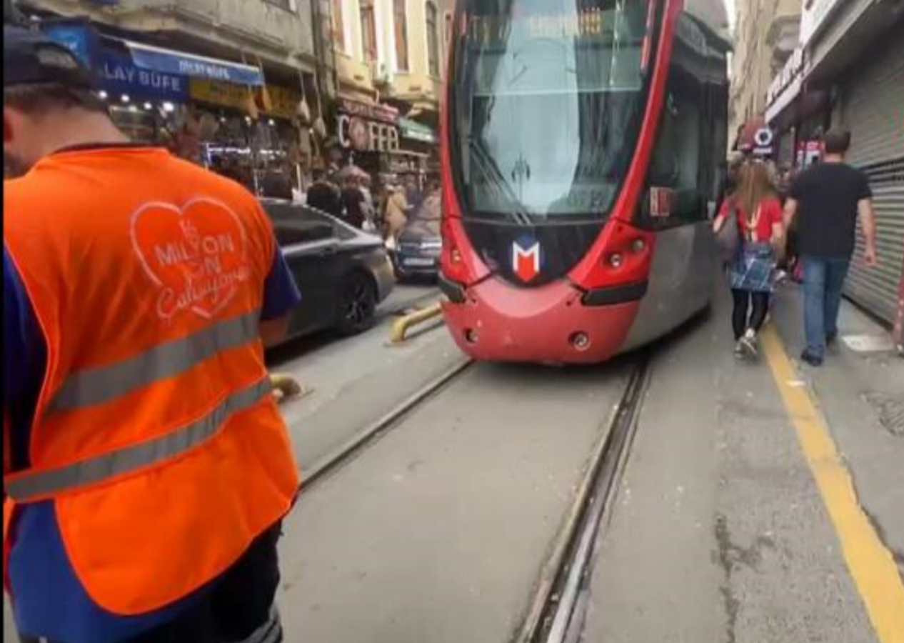 Kabataş-Bağcılar seferini yapan tramvay raydan çıktı!