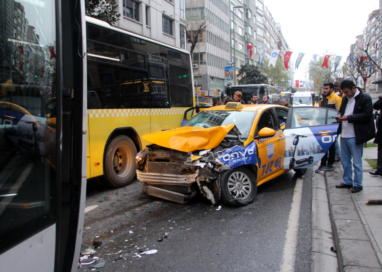 Şişli'de zincirleme kaza: Önce iki İETT otobüsüne ardından taksiye çarptı