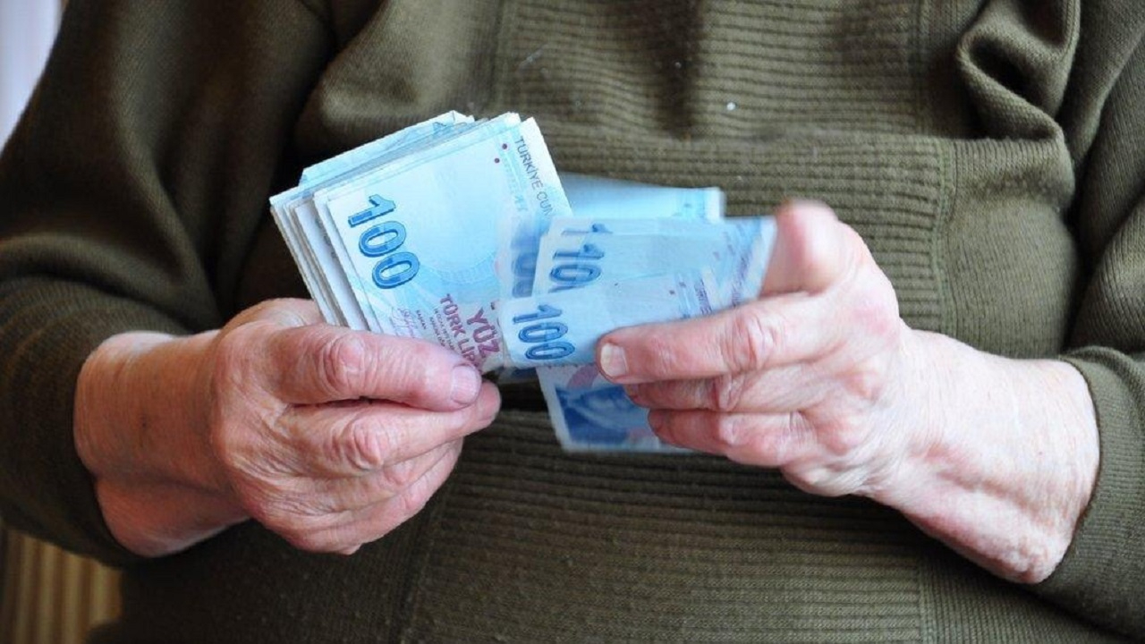 Kamu bankasından emeklilere çifte ödeme! 5 bin TL'ye ek 70 bin TL ödenecek! Faizler geriledi! 3 ay taksit ödeme yok!