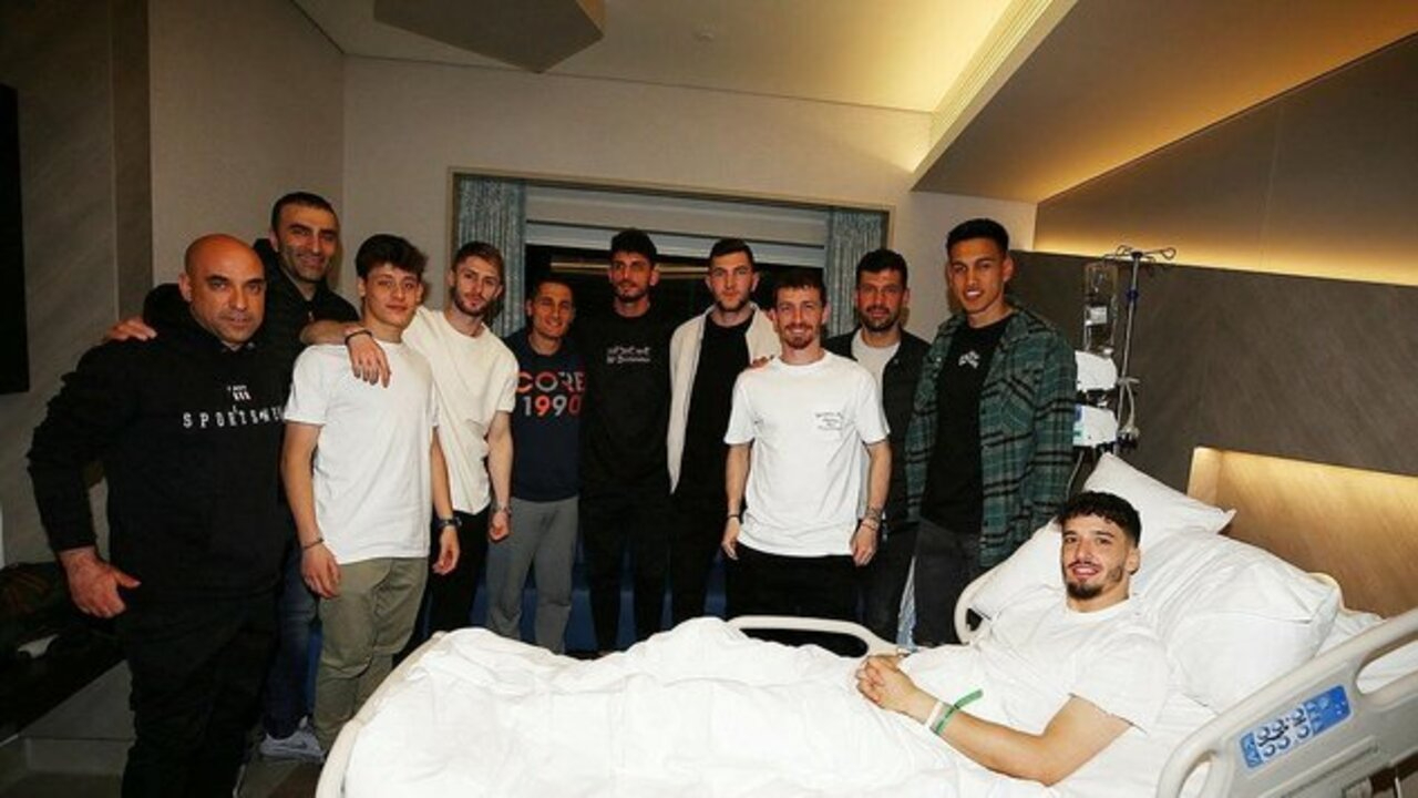 Altay Bayındır’a takım arkadaşlarından geçmiş olsun ziyareti!