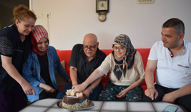 'Alo Evlat Hattı'ndan yaşlı çifte doğum günü sürprizi!