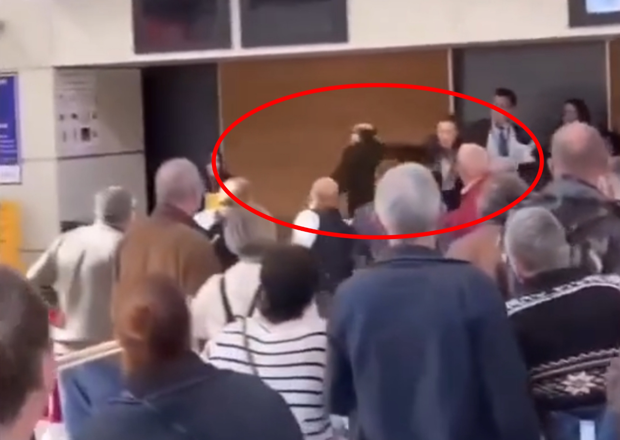 Kedisi uçağa alınmayınca görevlilere uçan tekme attı!
