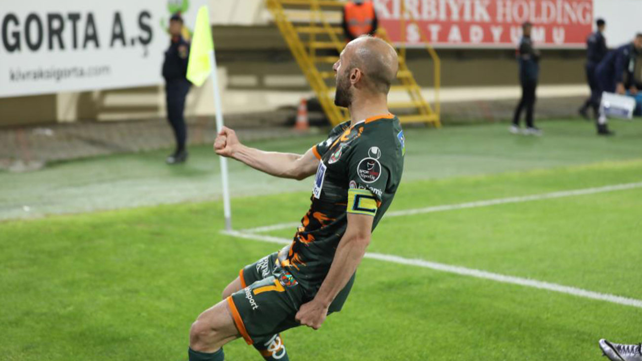 Galatasaraylı futbolcular penaltıya itiraz etti