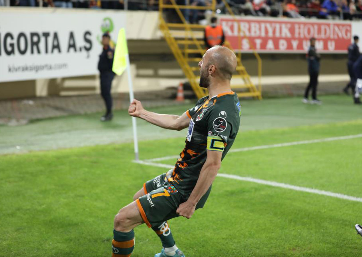 Galatasaraylı futbolcular penaltıya itiraz etti