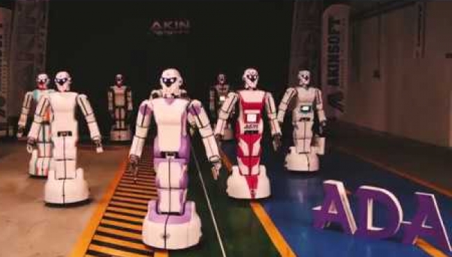 Erik Dalı oynayan, mangal yapan robot!