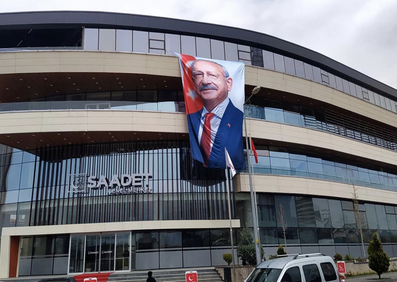 Saadetliler bunu da gördü! Genel Merkez'e Kılıçdaroğlu posteri asıldı