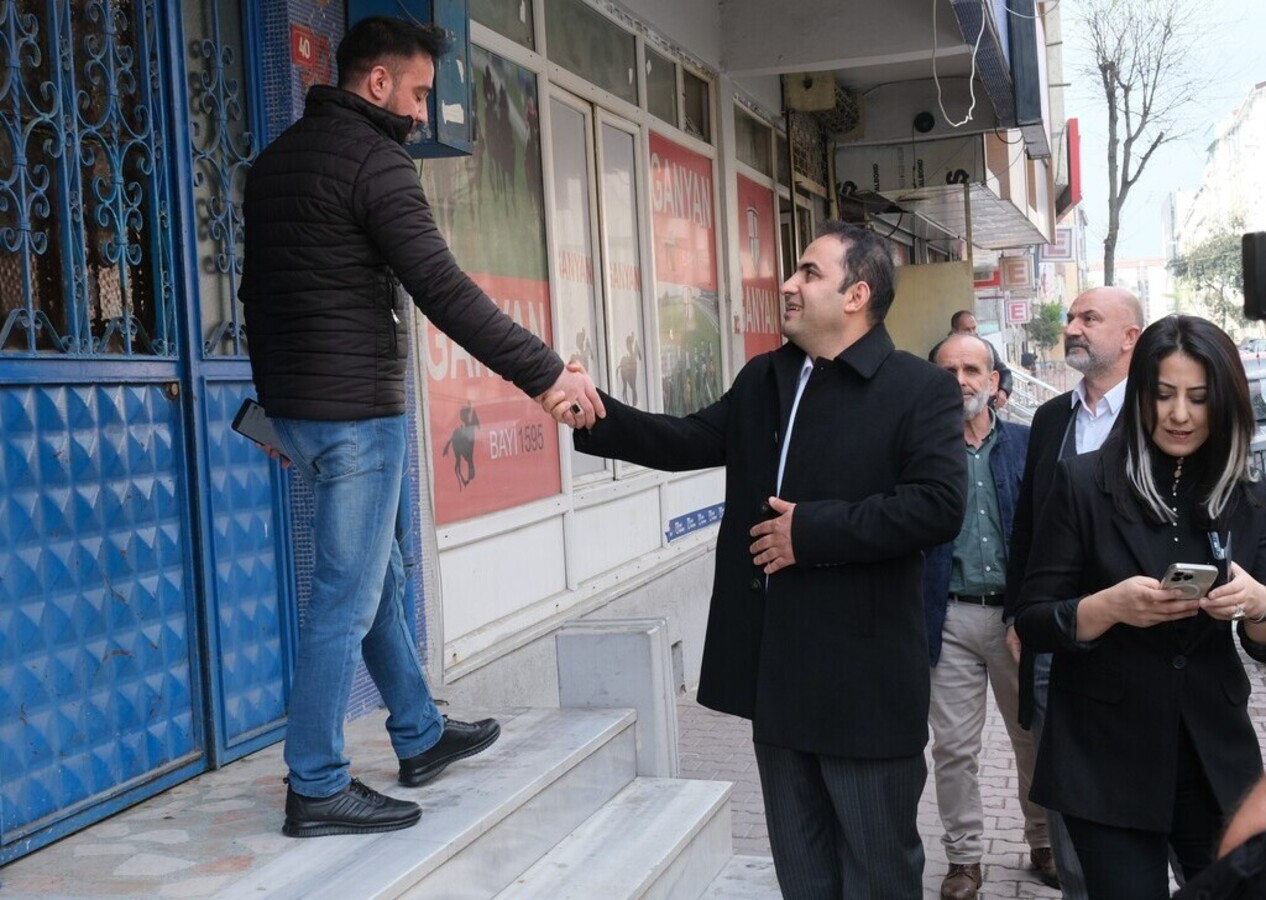AK Parti milletvekili adayı Harun Çelik, Esenyurt'ta kararsız genci böyle ikna etti!