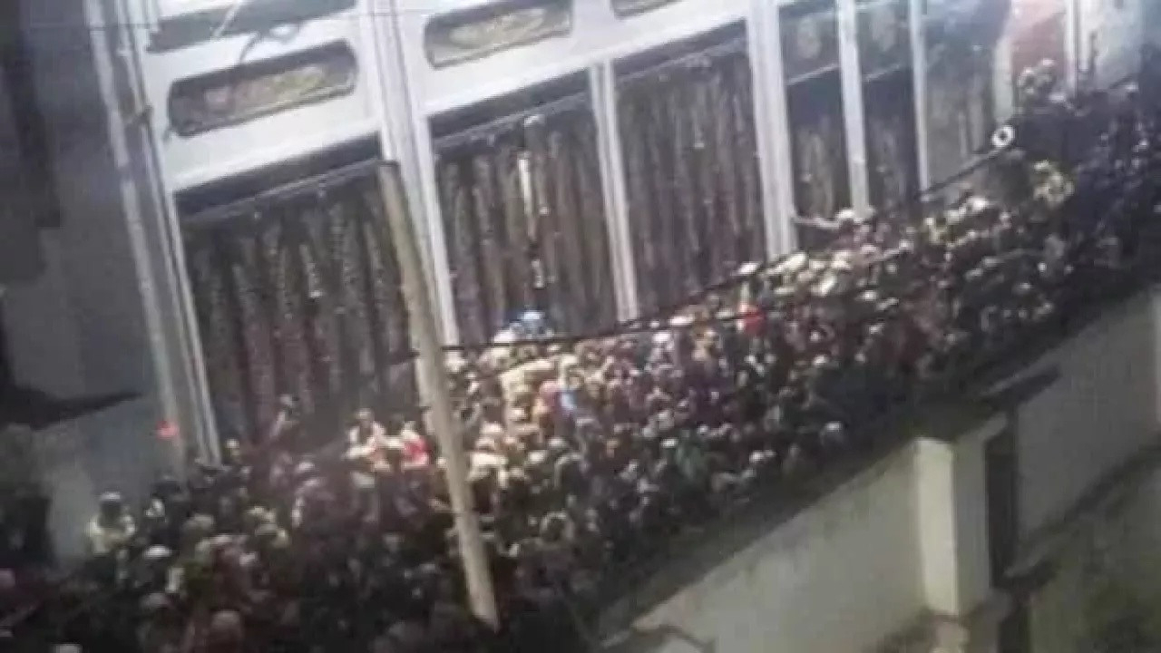 Yemen'de yardım dağıtımında izdiham! Onlarca ölü var...