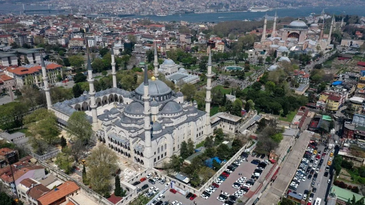 5 Yıllık restorasyon tamamlandı! Sultanahmet Cami bugün Cumhurbaşkanı Erdoğan'ın katılımıyla Cuma namazı yeniden ibadete açılıyor