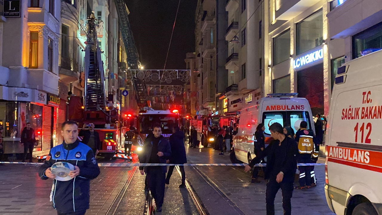 İstiklal Caddesi'nde otelde yangın paniği! Mahsur kalan 4 işçi kurtarıldı!
