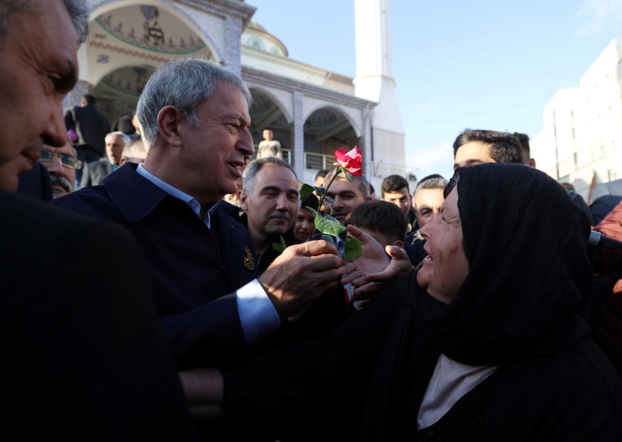 Bakan Akar ve komuta kademesi, Hatay'da bayram namazı kıldı! Gül vermek isteyen vatandaşla samimi diyalog...