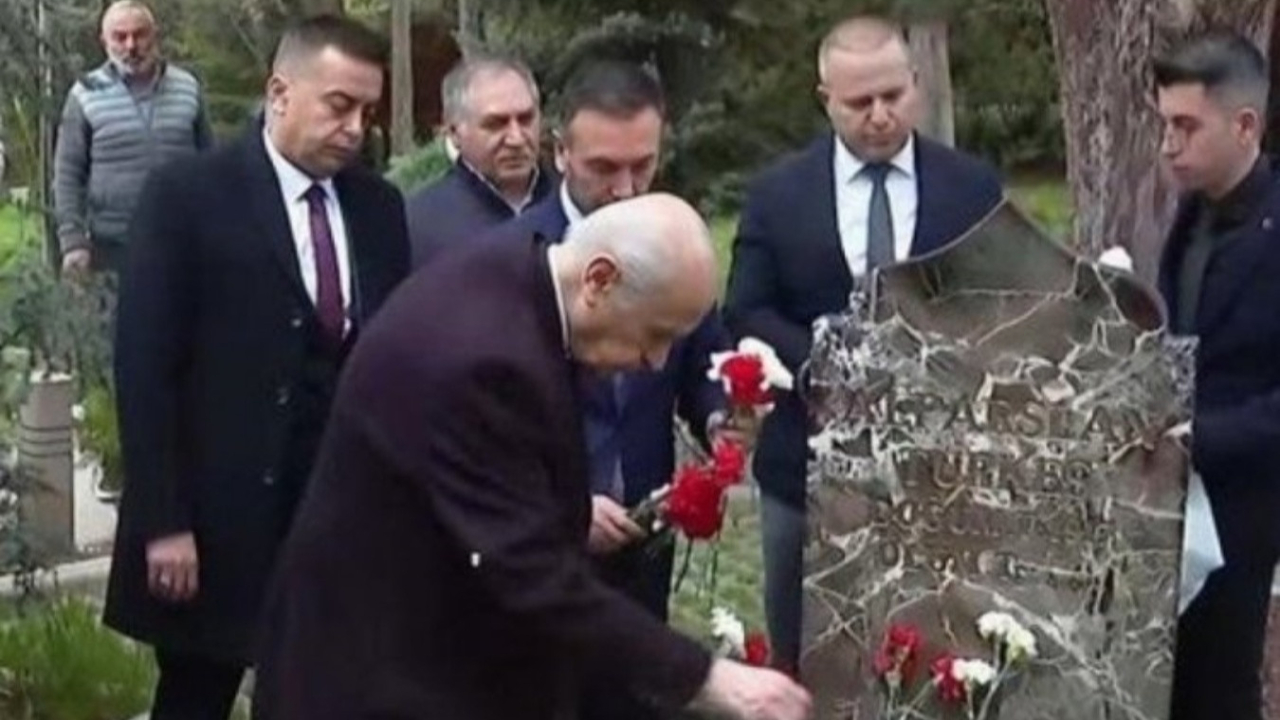 MHP Lideri Bahçeli, Alparslan Türkeş’in anıt mezarını ziyaret etti! "Milletçe güler yüzlü toplum haline gelecek şartlar oluşacaktır."