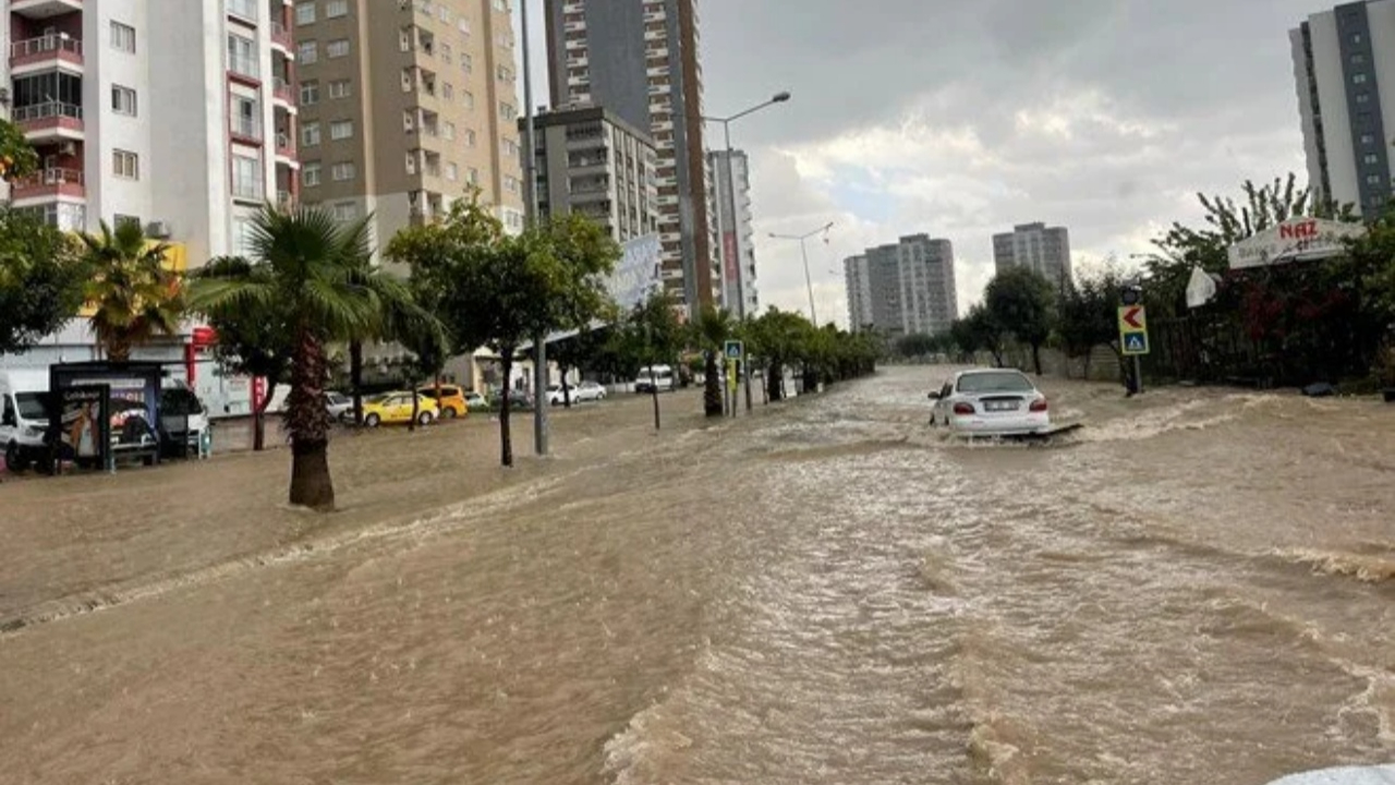 Adana'yı sağanak yağış ve dolu vurdu! Vatandaşlar ve sürücüler zor anlar yaşadı