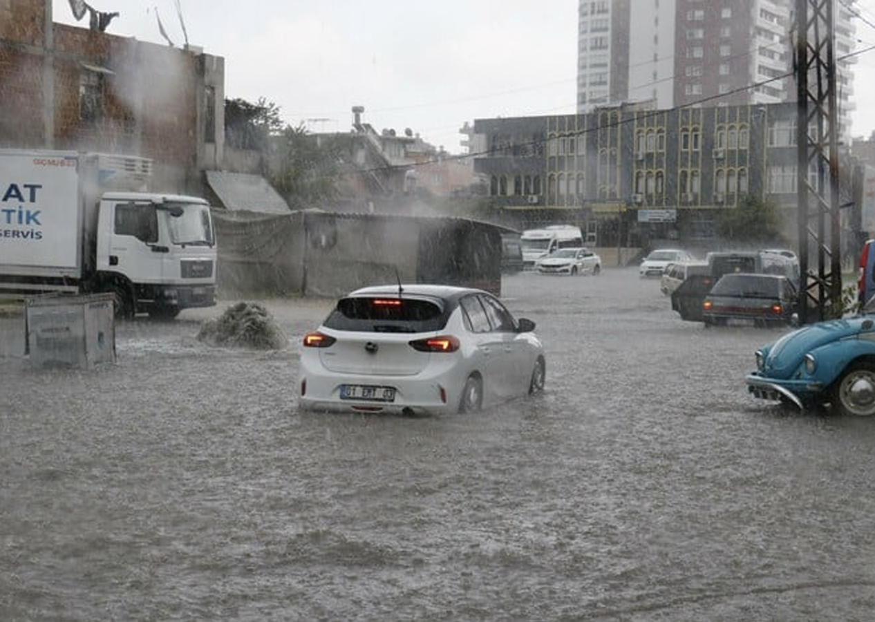 Adana'yı sağanak yağış ve dolu vurdu
