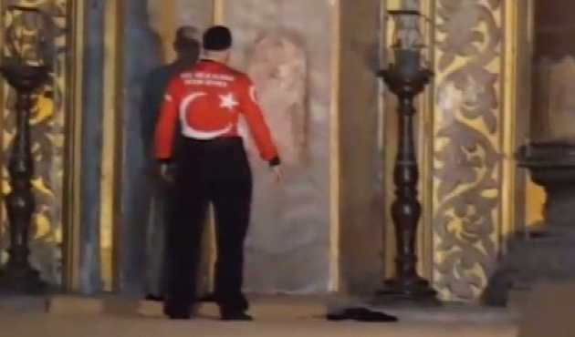 Yıllar sonra Ayasofya'da namaz! Güvenlik müdahale etmedi, namazın bitmesini bekledi / VİDEO