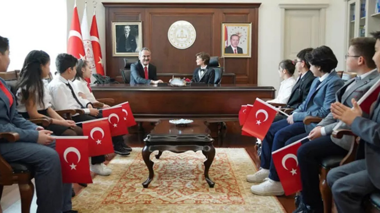 Milli Eğitim Bakanı Mahmut Özer, makamında çocukları kabul etti!