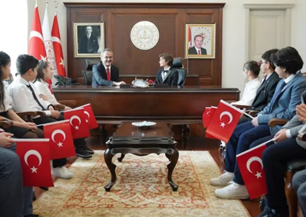 Milli Eğitim Bakanı Mahmut Özer, makamında çocukları kabul etti!