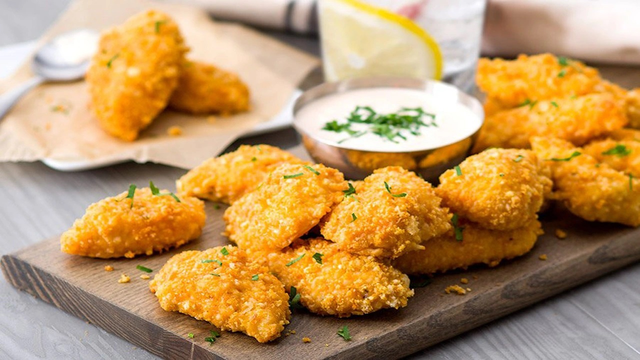 Yemeye doyamayacağınız bir nugget tarifi! Bu eşsiz lezzeti, evde hazırlamak mümkün! Nugget için gerekli malzemeler…