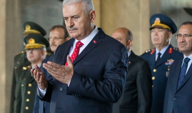 Başbakan'ın Atatürk'ün ruhuna okuduğu Fatiha, radikal solcuları rahatsız etti! / VİDEO
