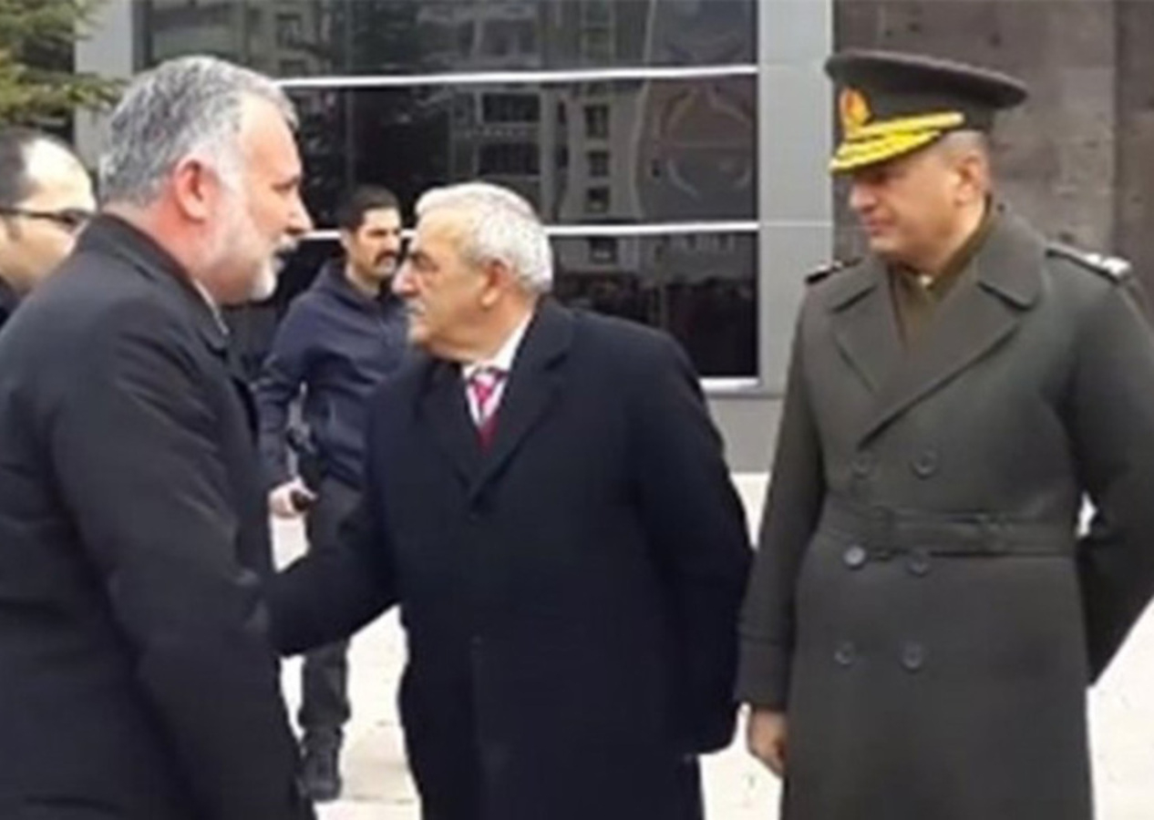 23 Nisan töreninde Tuğgeneral Özgür Nohut'un HÜDA PAR Genel Başkanı’yla tokalaşmadığı iddiası!