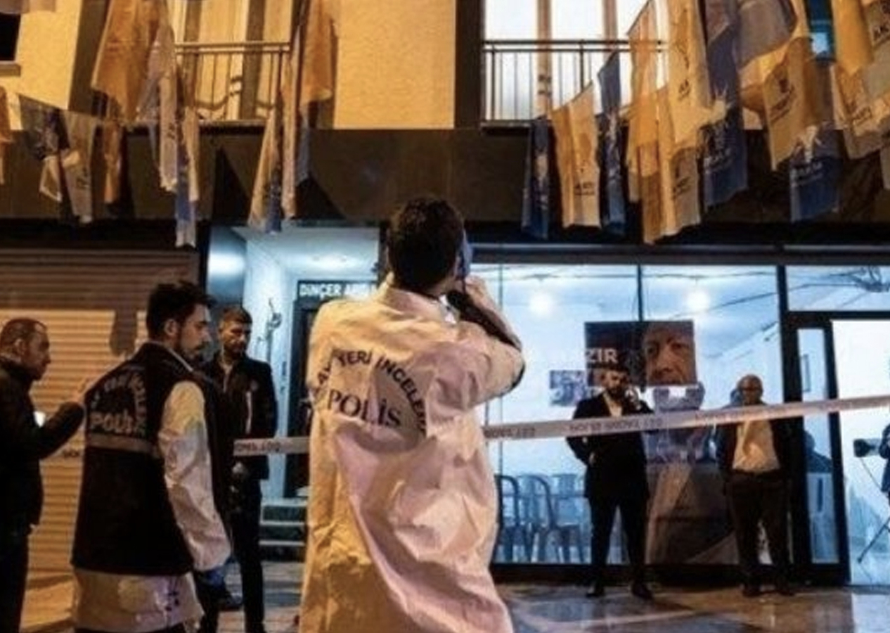 İstanbul Bahçelievler'de AK Parti Seçim İrtibat Bürosu önünde silahla havaya ateş açanlar tutuklandı