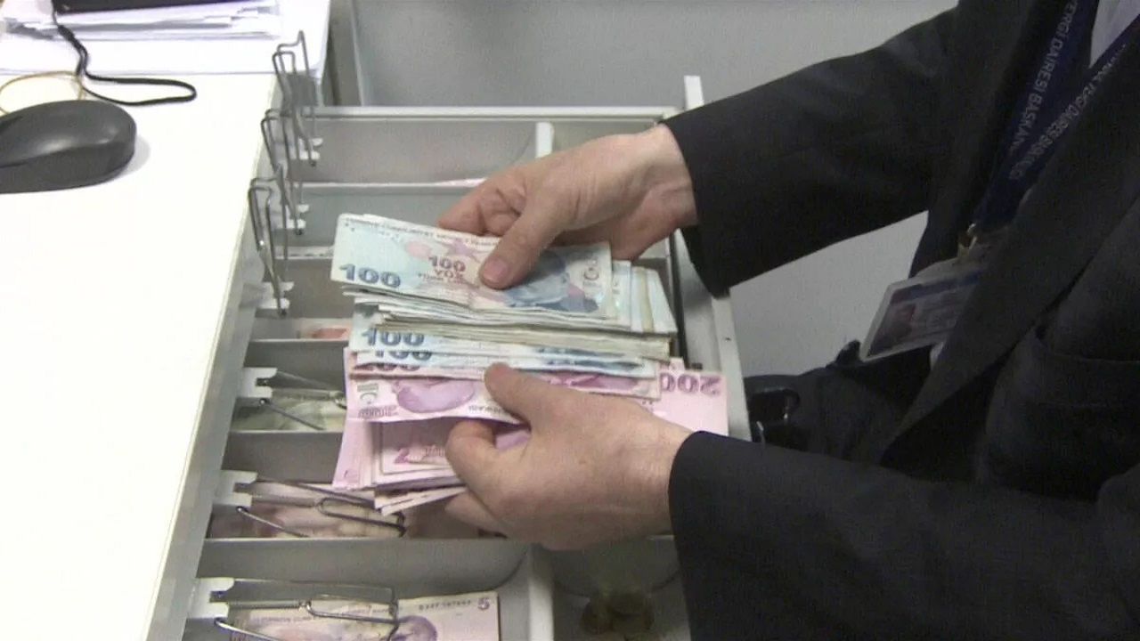 Maaşları yatmayan onlarca EYT’li soluğu bankada aldı! Gerçek bambaşkaymış!