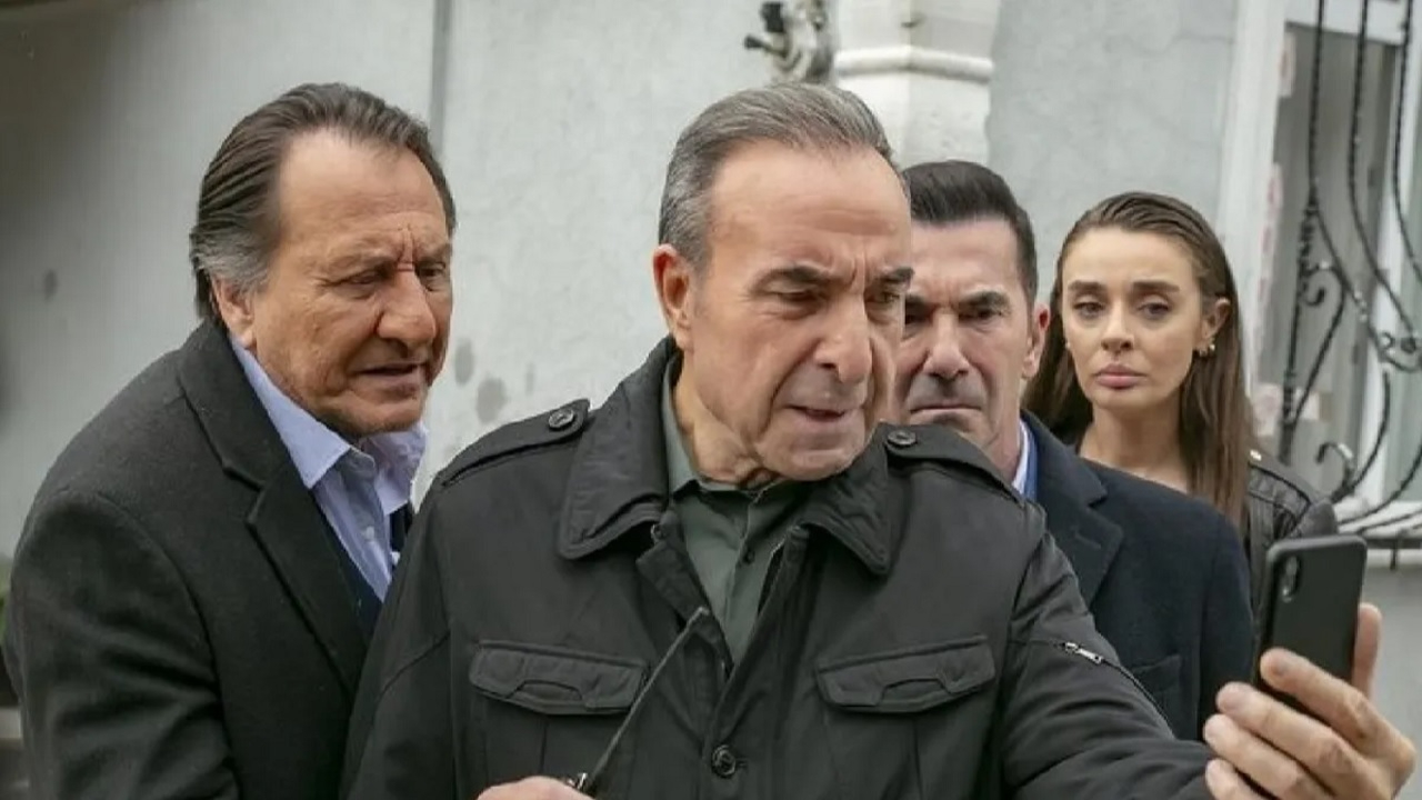 Rıza Baba ile de anlaşma imzalandı! Arkak Sokaklar efsanesi aynı kadro ile geri dönüyor!