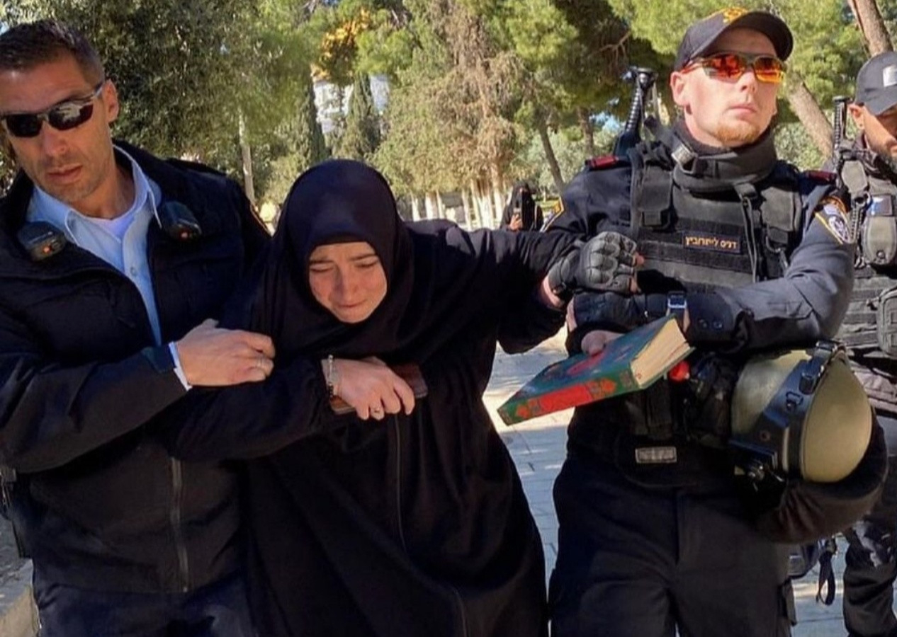 Mescid-i Aksa'da Kur'an-ı Kerim okurken gözaltına alınan Türk vatandaşı Özgecan Mutlu serbest bırakıldı!