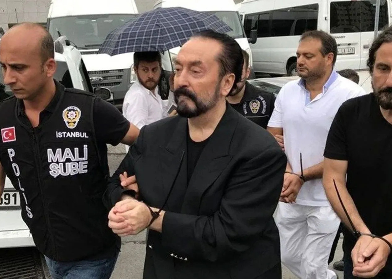 Erzurum'da genç kadın avukatlarla görüşüyordu... Adnan Oktar Van Cezaevi’ne sevk edildi!