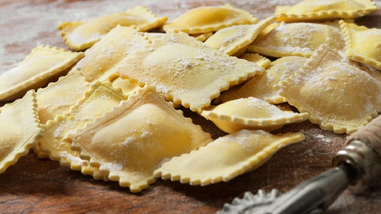 İtalyanların favori mantısı“Ravioli” lezzetiyle büyülüyor! Orijinal Ravioli iç harcı ve püf noktaları…
