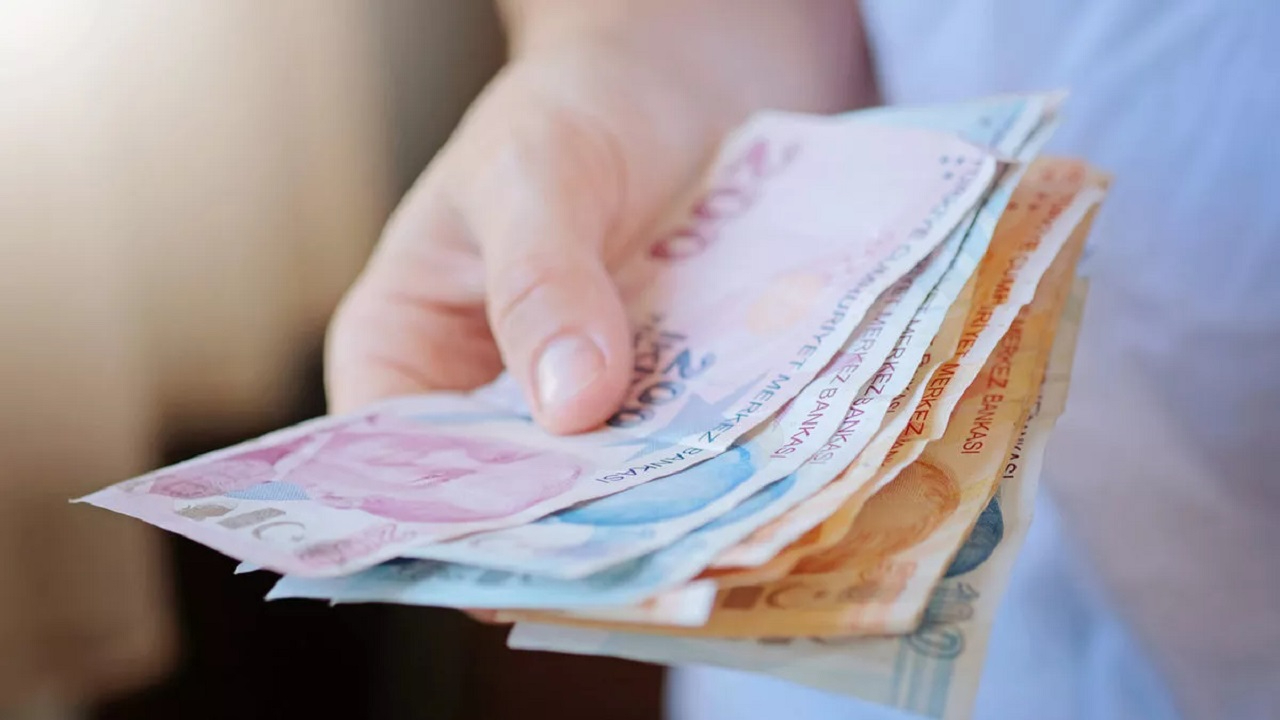 EYT’li emekli soluğu bankada aldı! İş Bankası emekliye geri ödemesiz 7.500 TL ödeme yapacak!