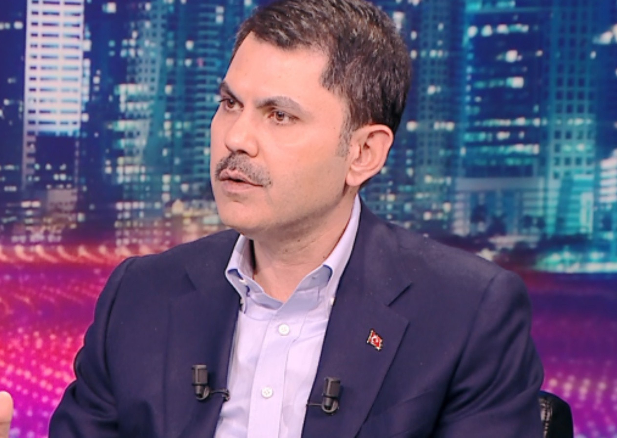AK Parti'nin masasındaki son anket! Bakan Kurum canlı yayında rakam verdi...