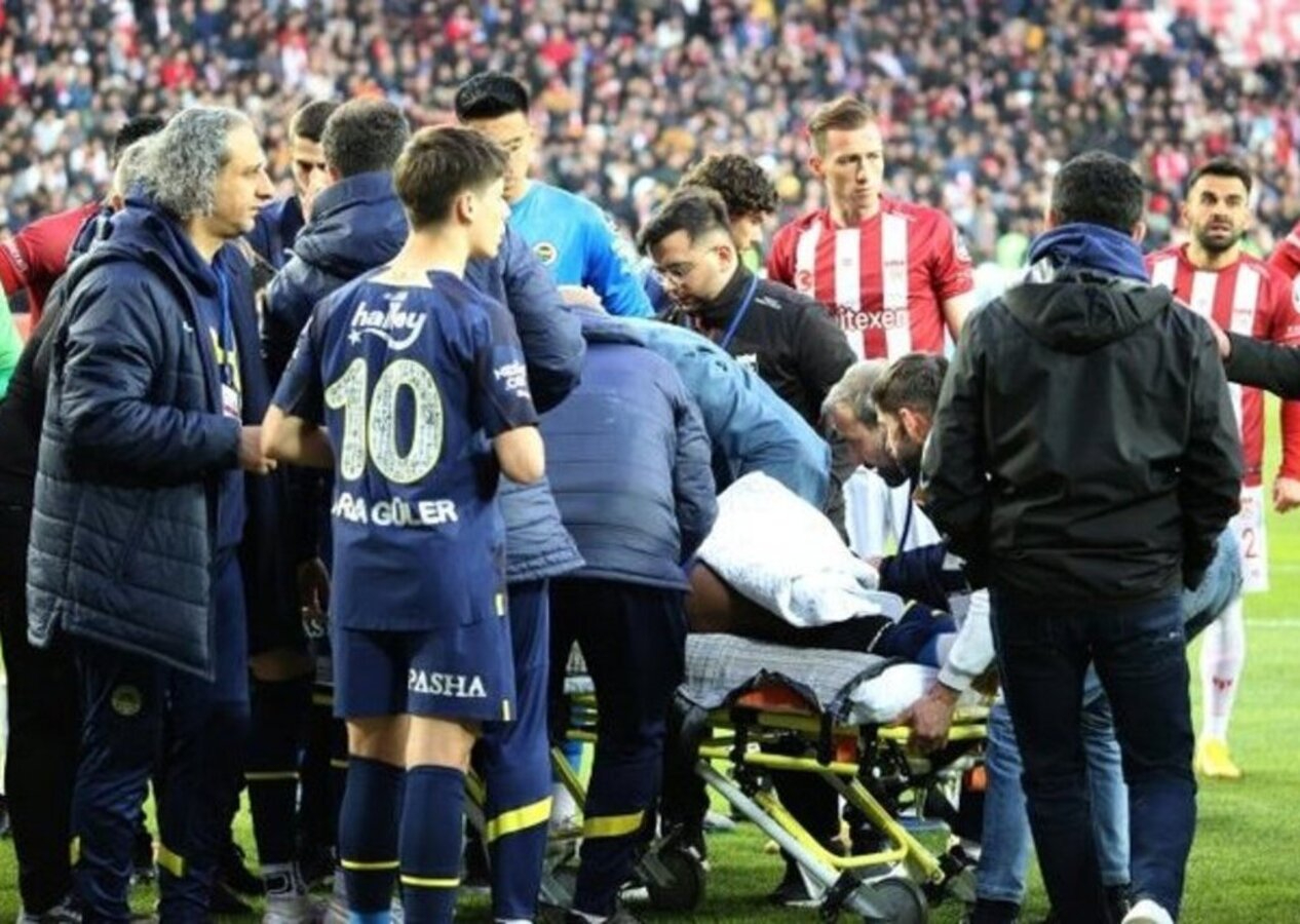 Sivas'ta Fenerbahçe'ye şok! Ambulansla hastaneye kaldırıldı...