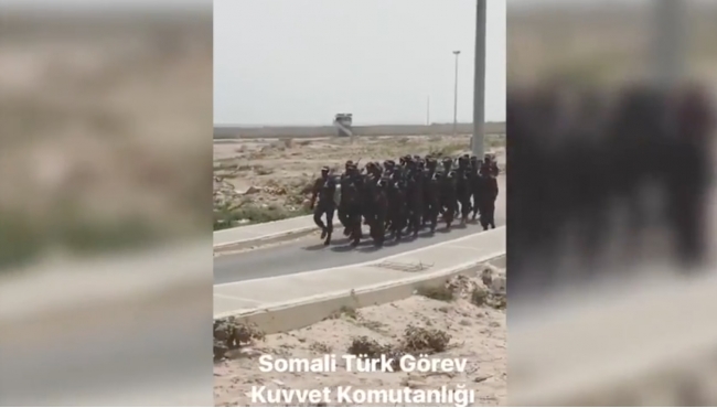 Somali askerlerinden 'İzmir Marşı'