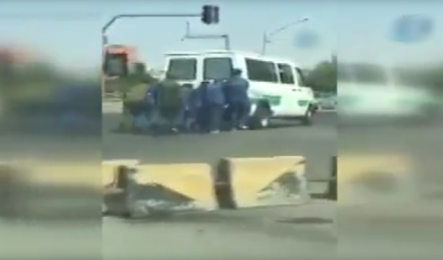 Bozulan cezaevi aracını mahkumlar itti! / VİDEO