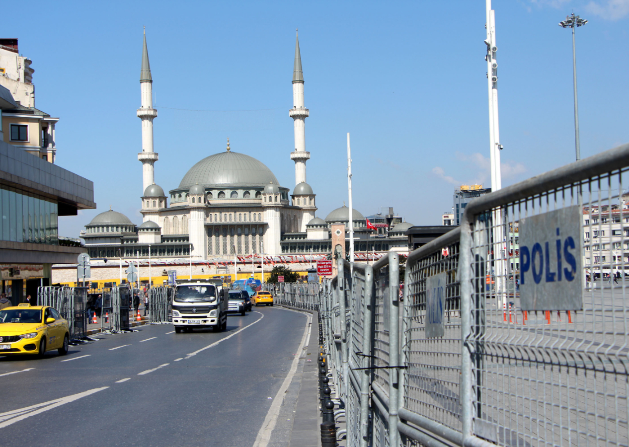 Taksim'de 1 Mayıs hazırlıkları: İşte trafiğe kapatılacak yollar