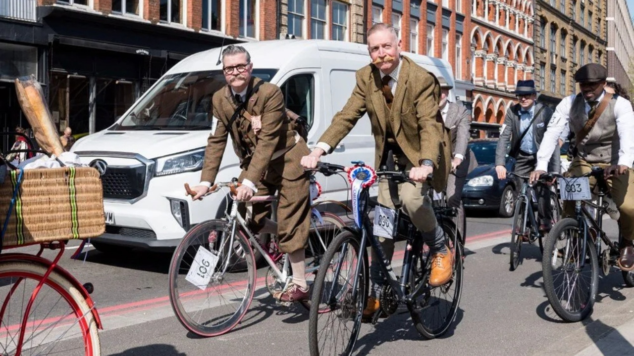 Geleneksel İngiliz modası "Tweed Run" etkinliği kapsamında Londra sokaklarında