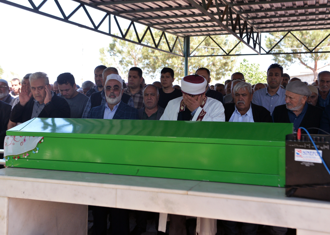 Eski eniştesinin öldürdüğü annesi ve kız kardeşinin cenaze namazını gözyaşları içerisinde kıldırdı: "Annemi de kız kardeşimi de çok seviyorum"