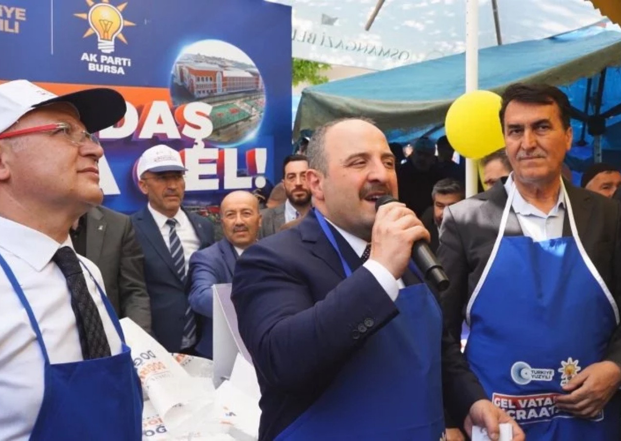 Bakan Varank, pazarcı önlüğü ile tezgah başında! "Gel vatandaş gel, icraata gel"