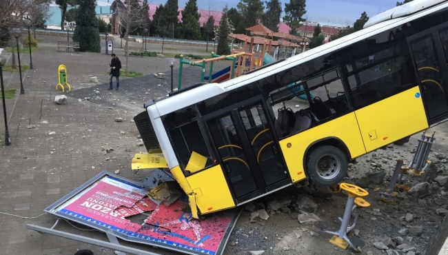 Belediye otobüsü çocuk parkına düştü!
