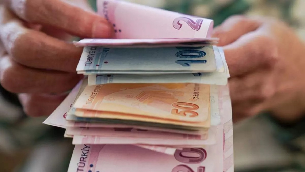 Emekli promosyonlarında rekor artış yaşanıyor: Promosyon artışını duyan emekliler, o bankalara koşuyor! Promosyon miktarı…