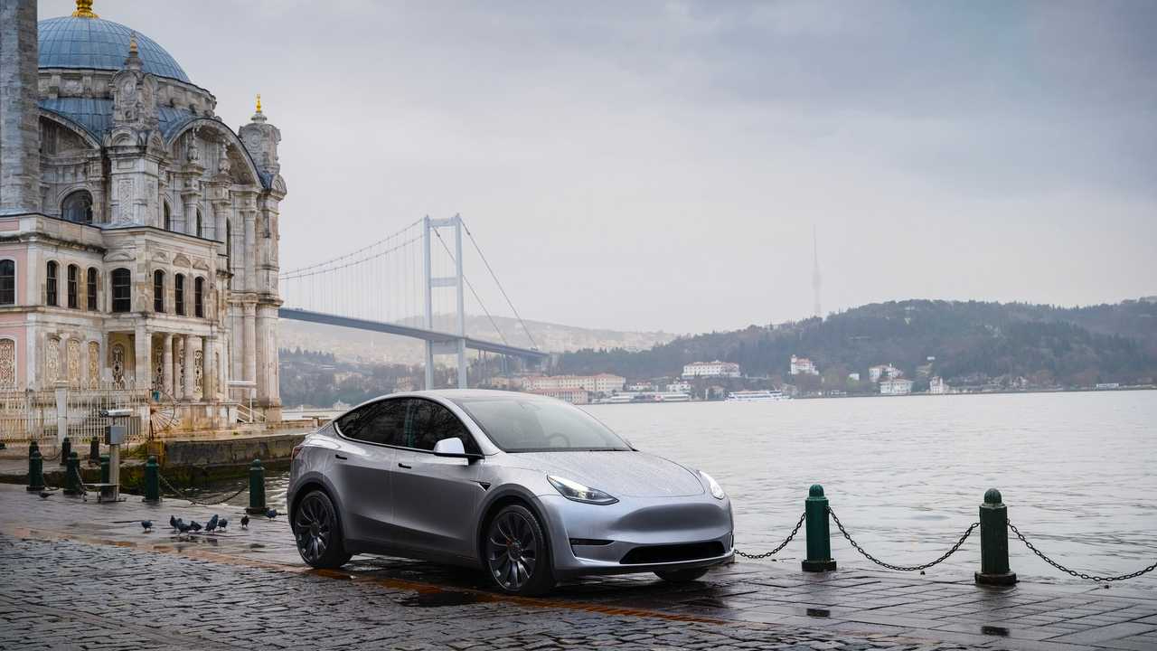 Tesla, ikinci mağazasını İstanbul Akasya AVM'ye açtı