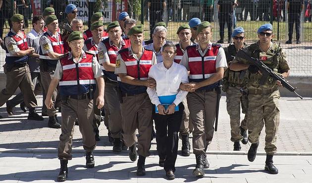 Sivil imamdan akıllara zarar savunma! Darbeye karışmamış, görüntüler tesadüfmüş...