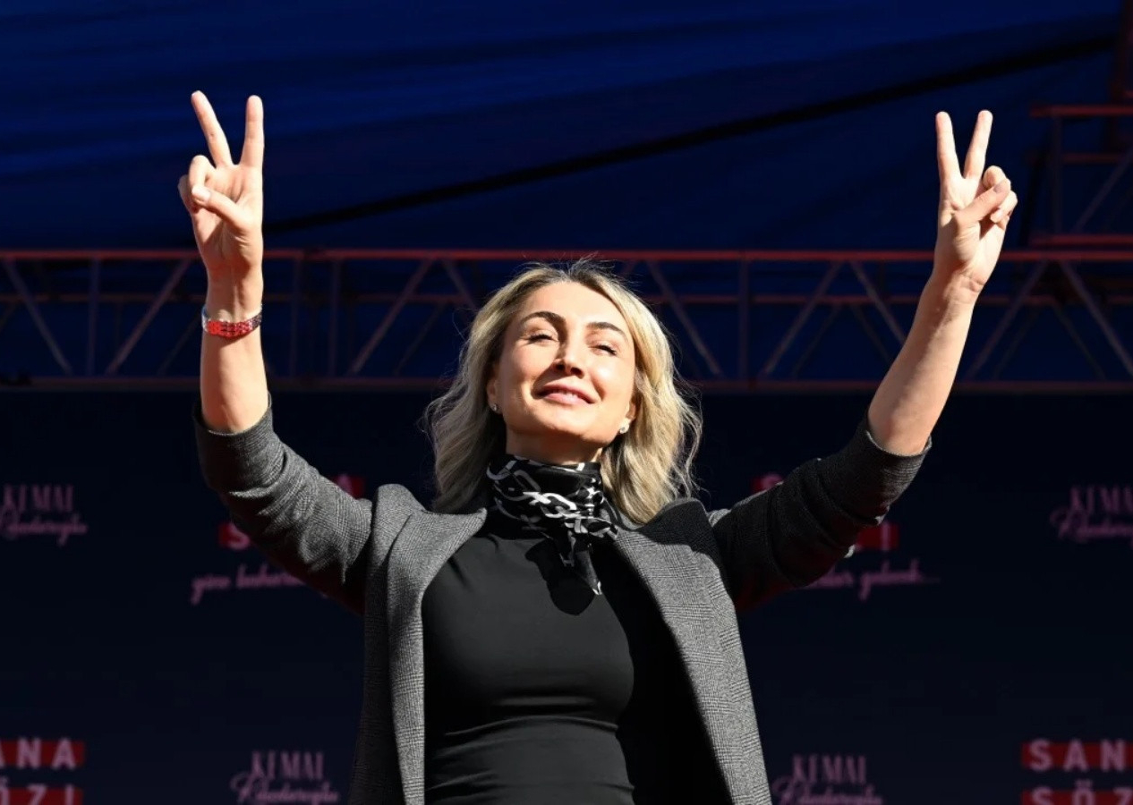 Dilek İmamoğlu'ndan Van'da PKK sempatizanlarını sevindiren hareket! 'Zafer işareti' yaptı, büyük olay oldu...