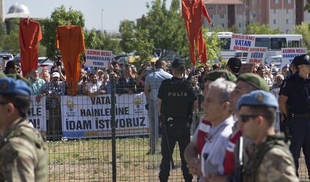 Sincan'da büyük tepki! Şehit yakınları ve gaziler bariyerleri aşmaya çalıştı...