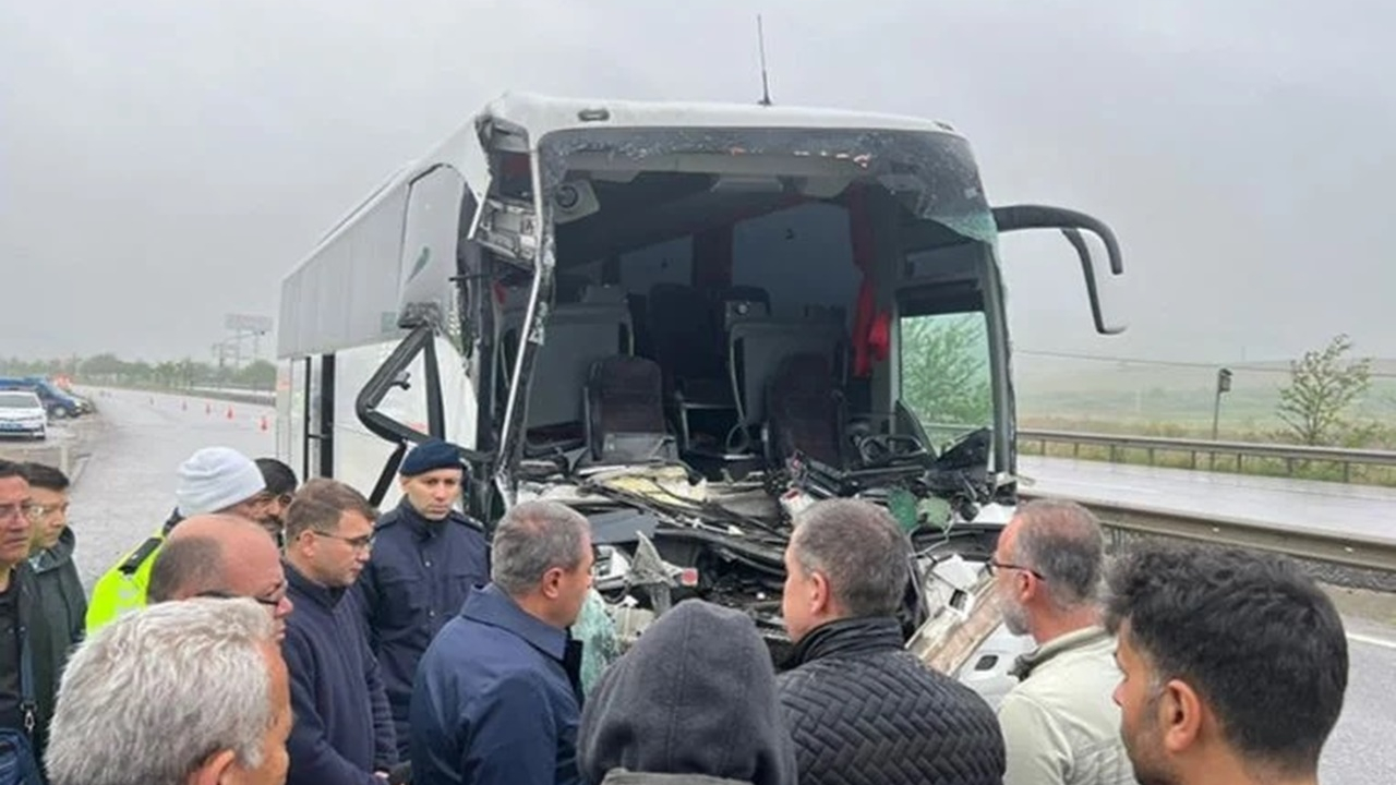Balıkesir'de lise öğrencilerini taşıyan tur otobüsü tıra çarptı: 33 kişi yaralandı