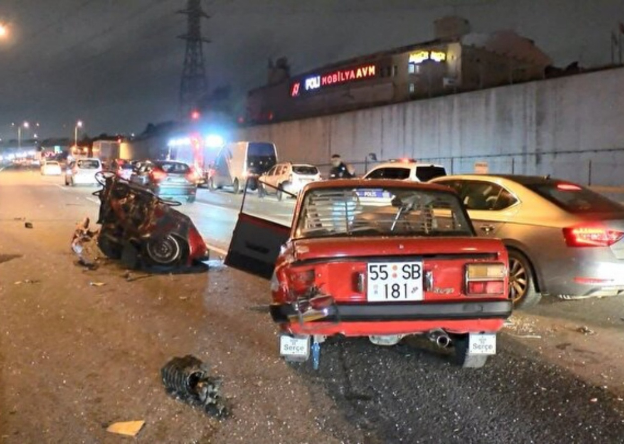 TEM'de feçi kaza! Makas atan otomobil üç araca çarparak ikiye bölündü